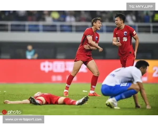 终场哨响,胜利一方主帅第一时间查看助理递上的比赛数据平板 终场哨响,胜利一方主帅第一时间查看助理递上的比赛数据平板