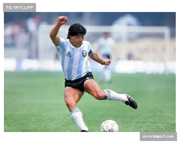 特写:看台上的马拉多纳画像,阿根廷球迷远征温布利